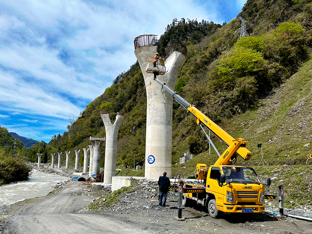 九游会J9官网高空作业车架成四山地轨道“天轨”，显中国基建实力